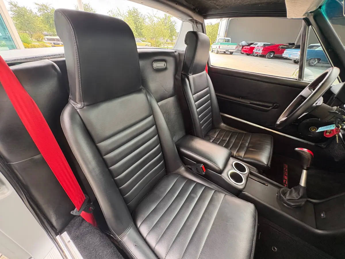 Vehicle photo 33