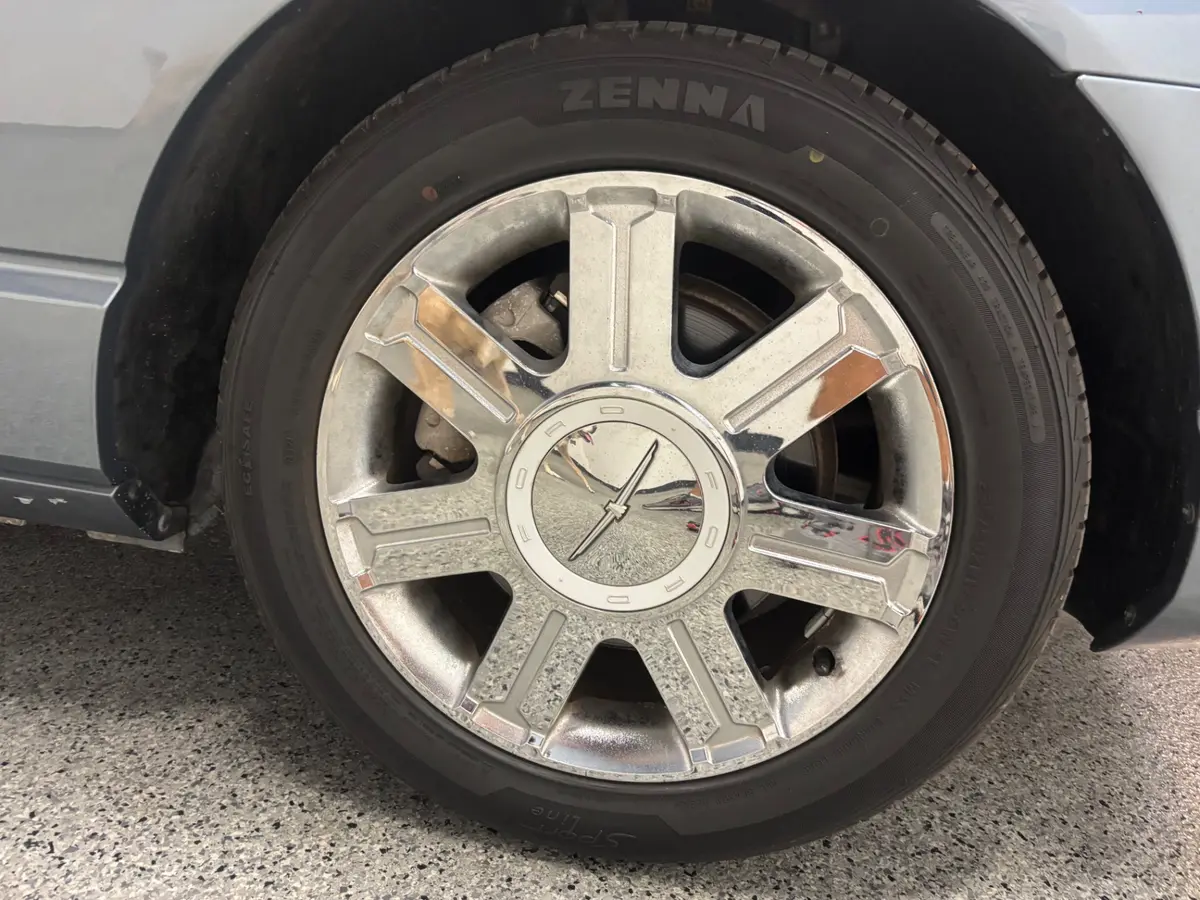 Vehicle photo 13