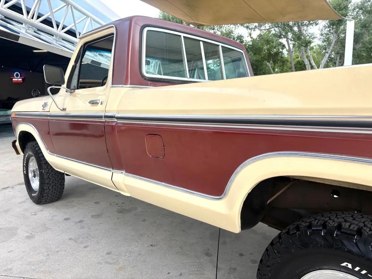 Vehicle photo 14