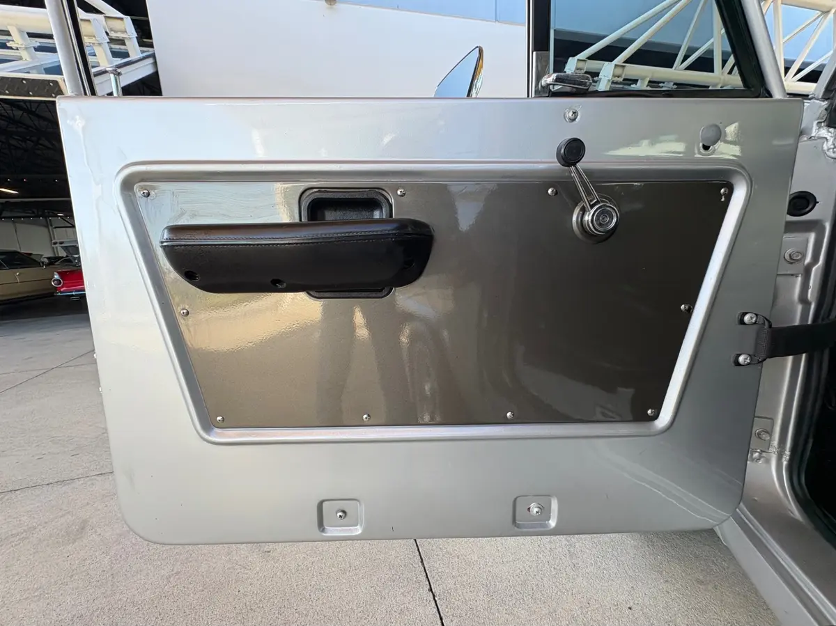 Vehicle photo 30