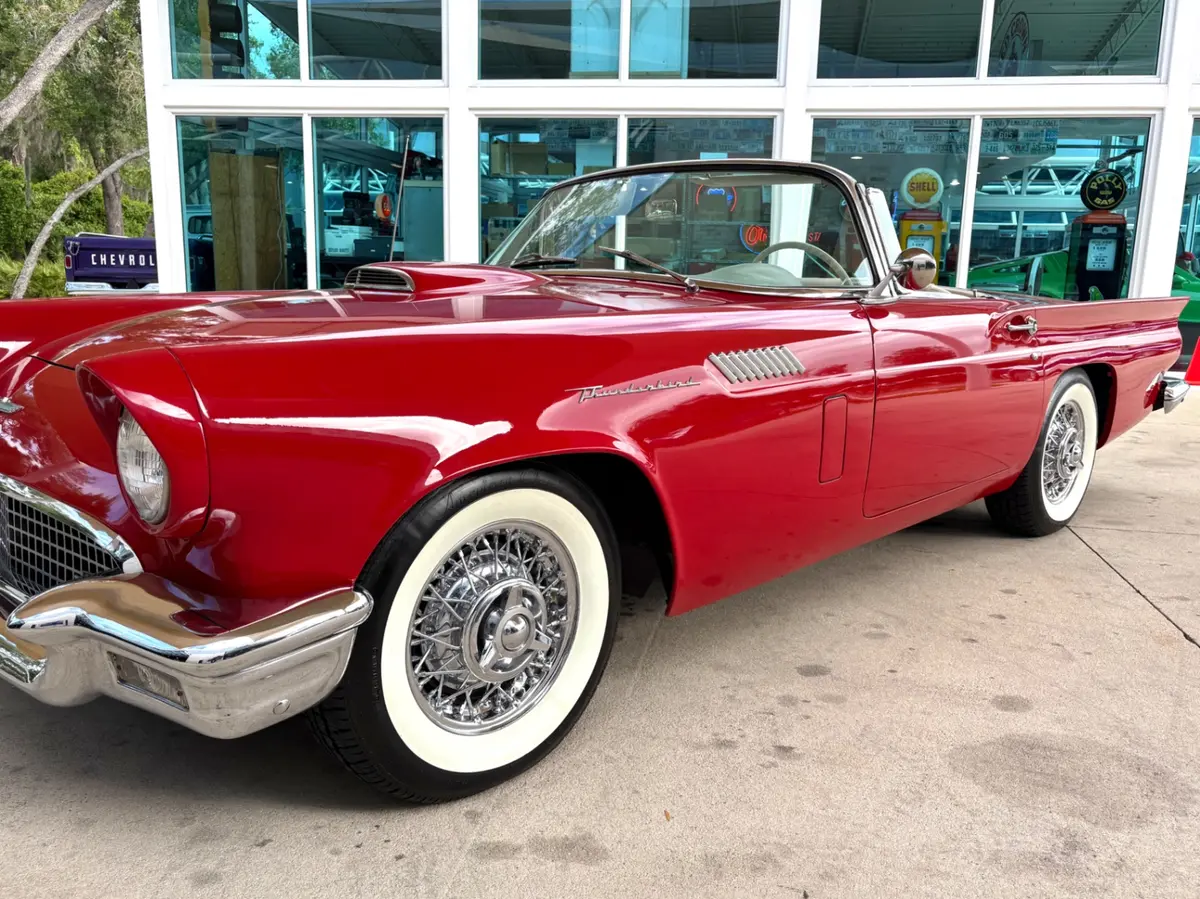 Vehicle photo 13