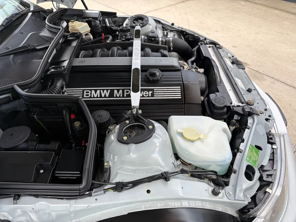 Vehicle photo 25