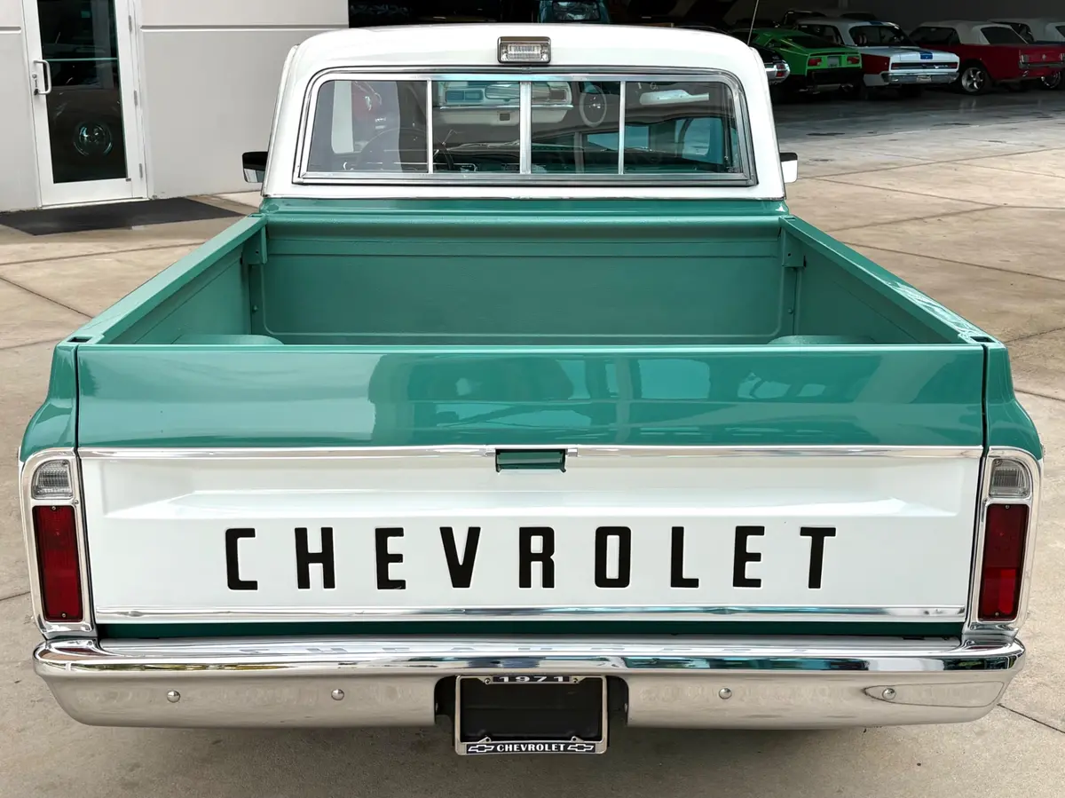 Vehicle photo 8