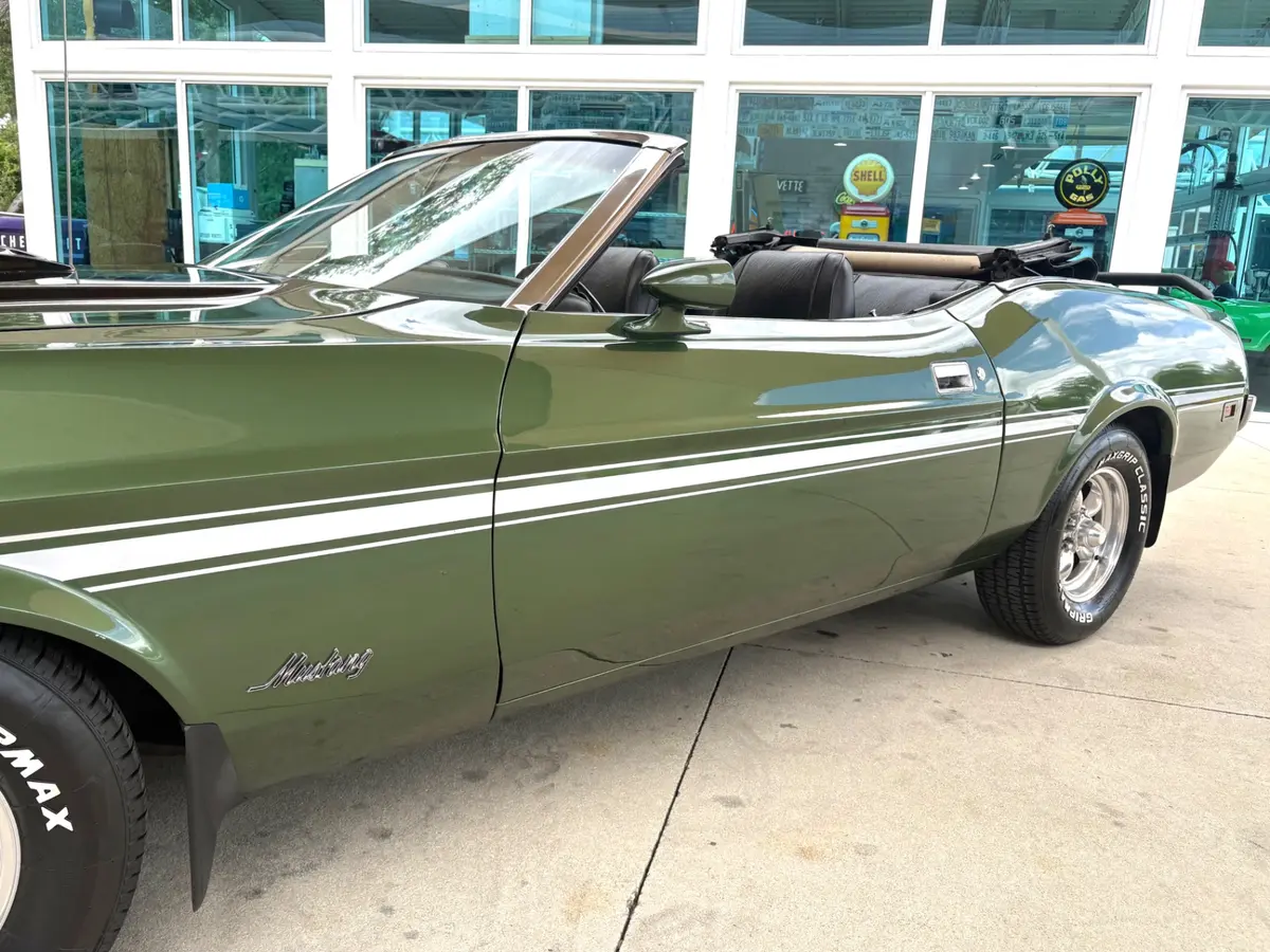 Vehicle photo 13