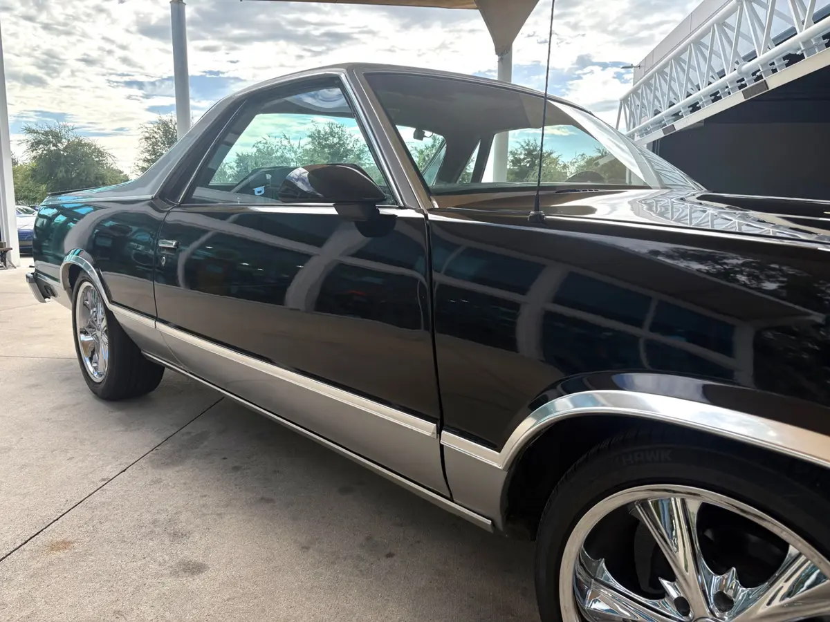 Vehicle photo 18