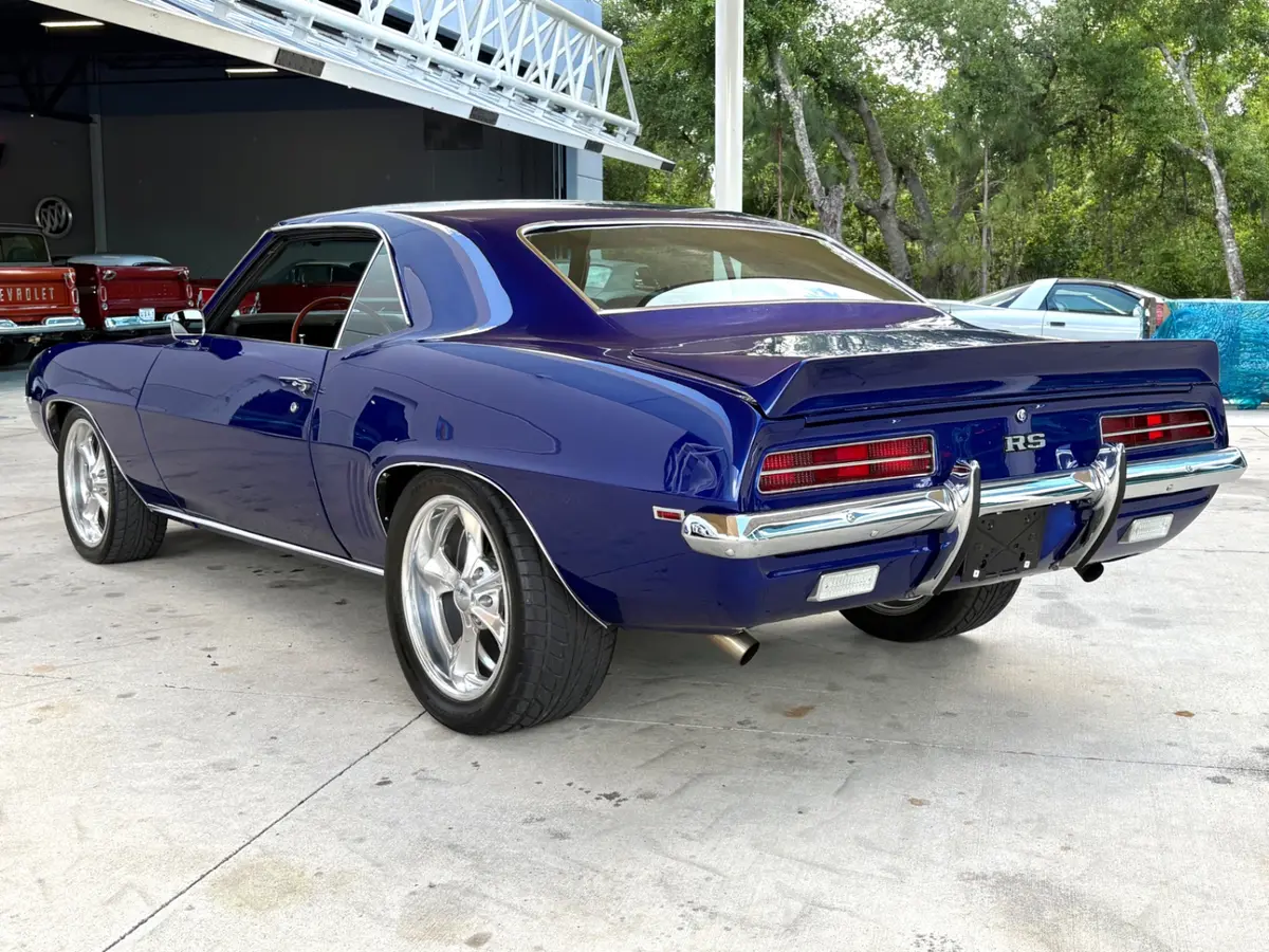 Vehicle photo 9