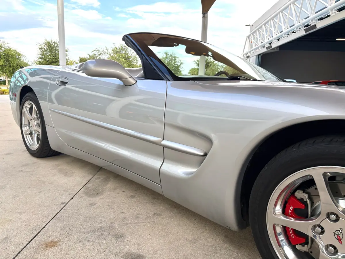Vehicle photo 19