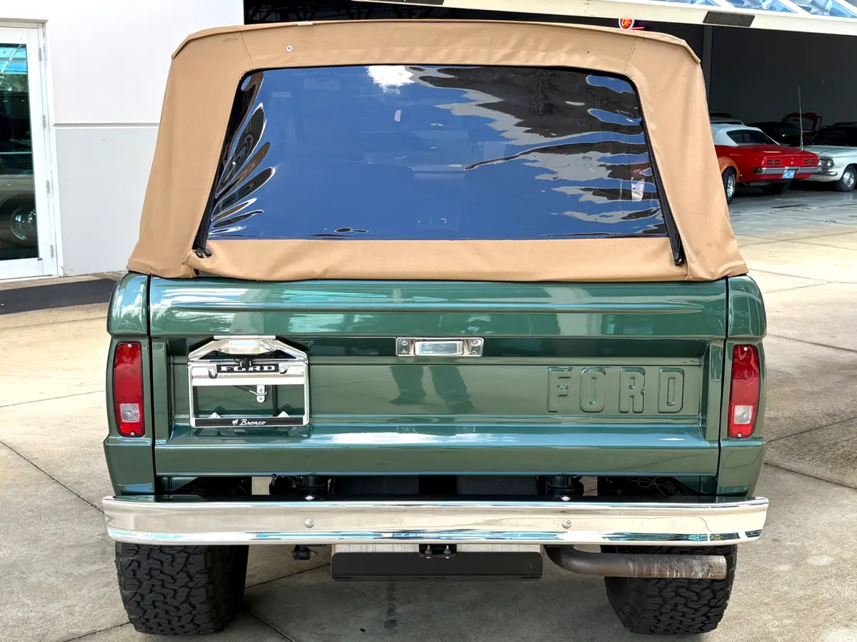 Vehicle photo 14