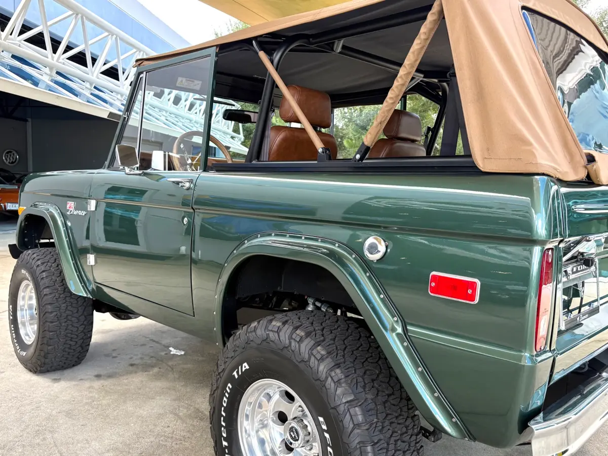 Vehicle photo 22