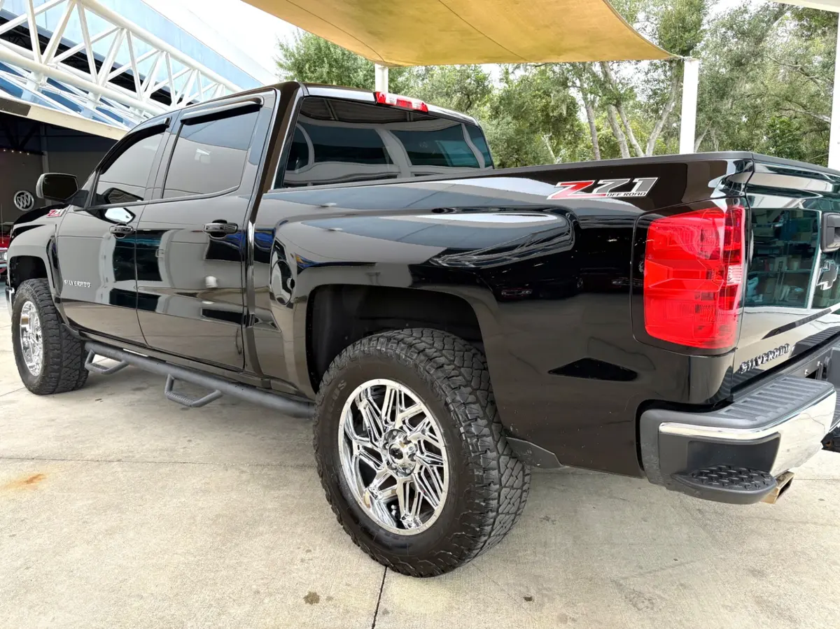 Vehicle photo 15