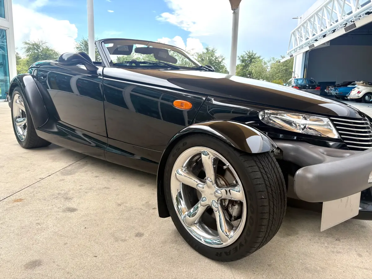 Vehicle photo 19