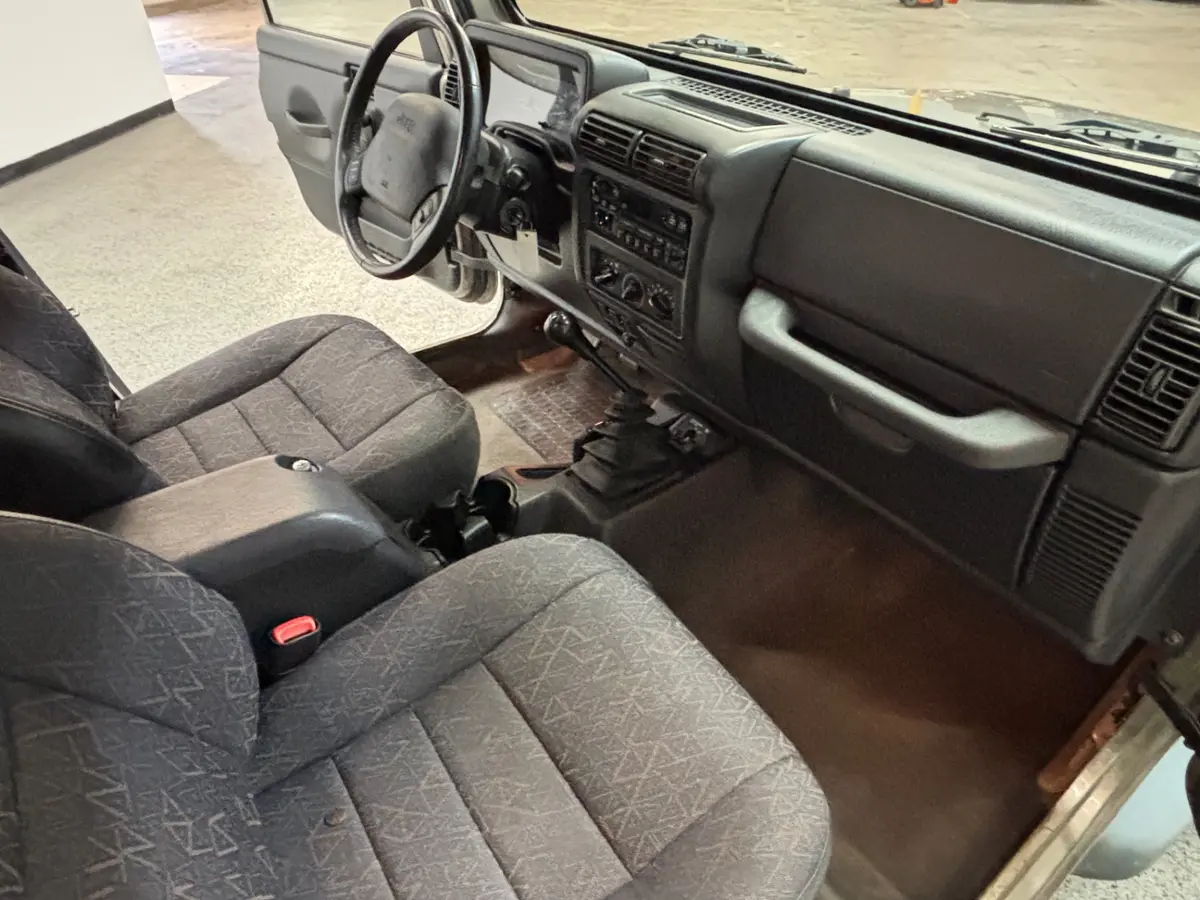 Vehicle photo 29