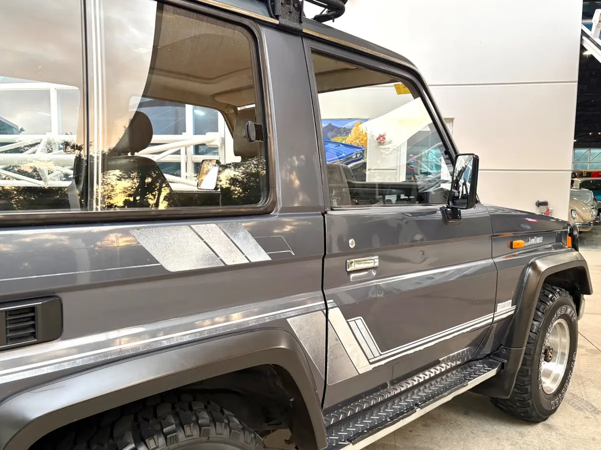 Vehicle photo 17