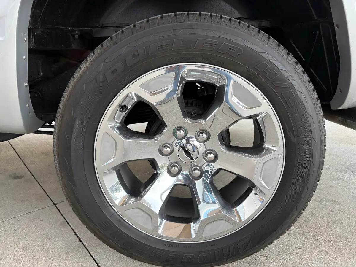 Vehicle photo 20