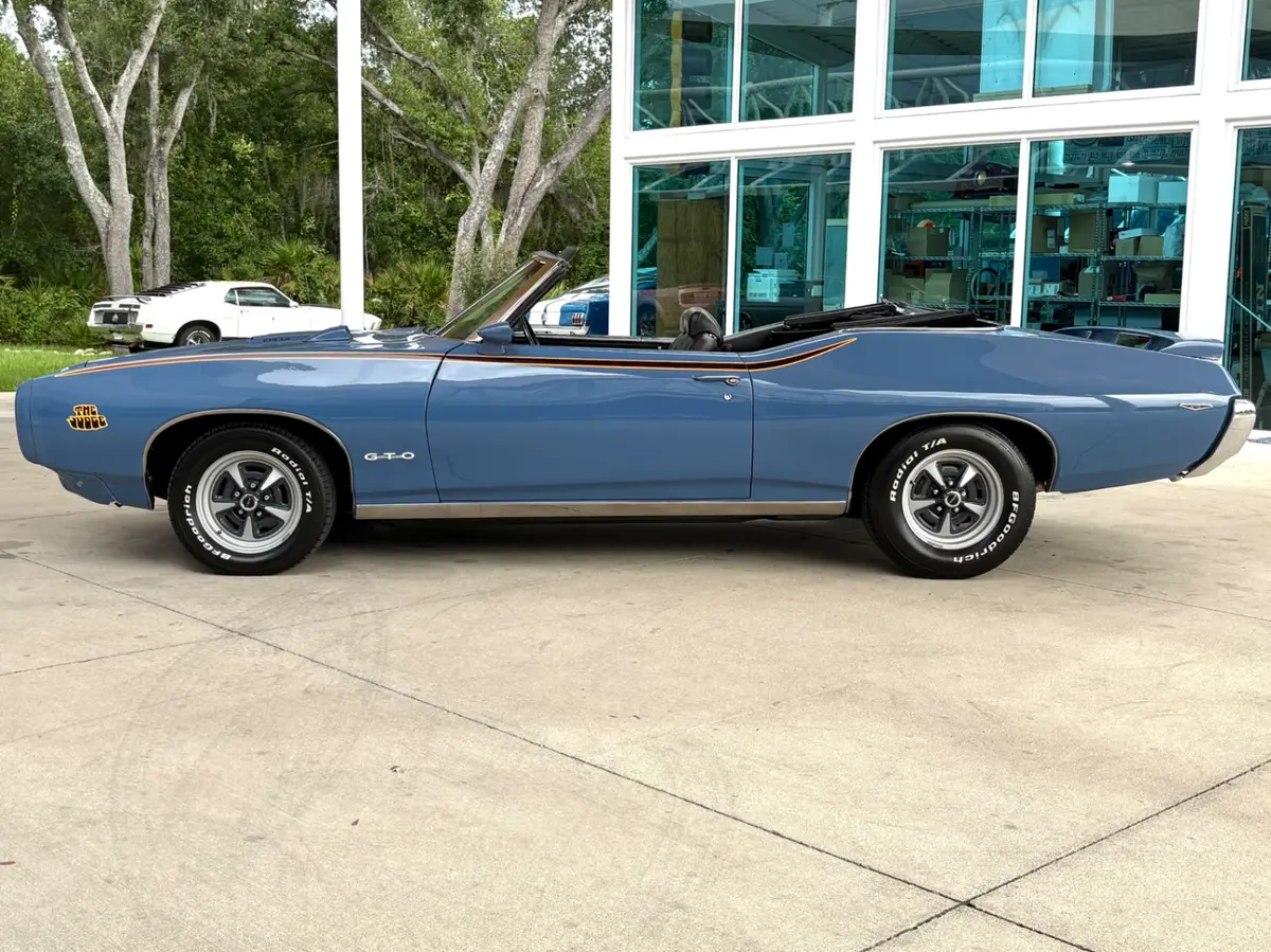 Vehicle photo 10