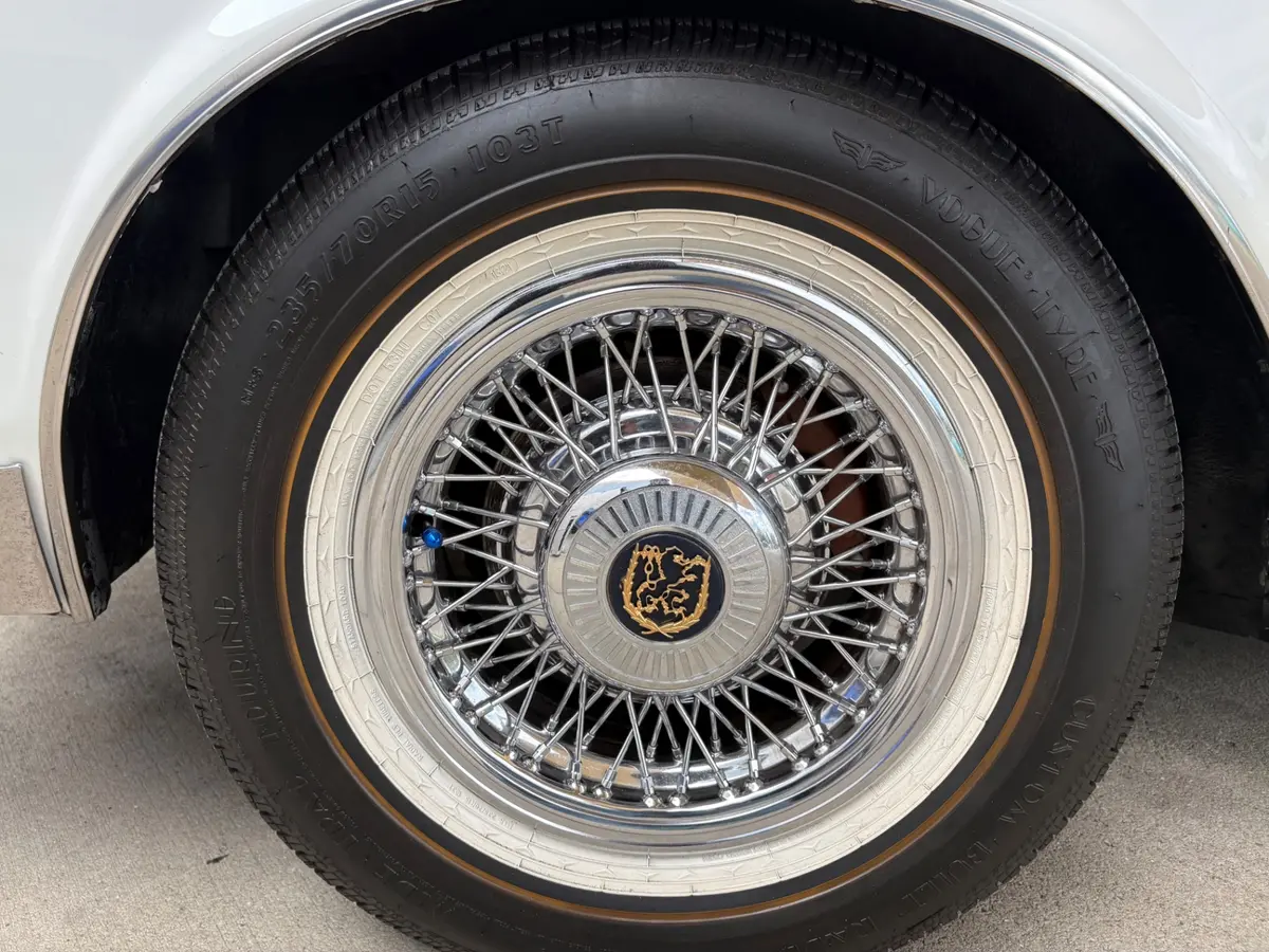 Vehicle photo 23