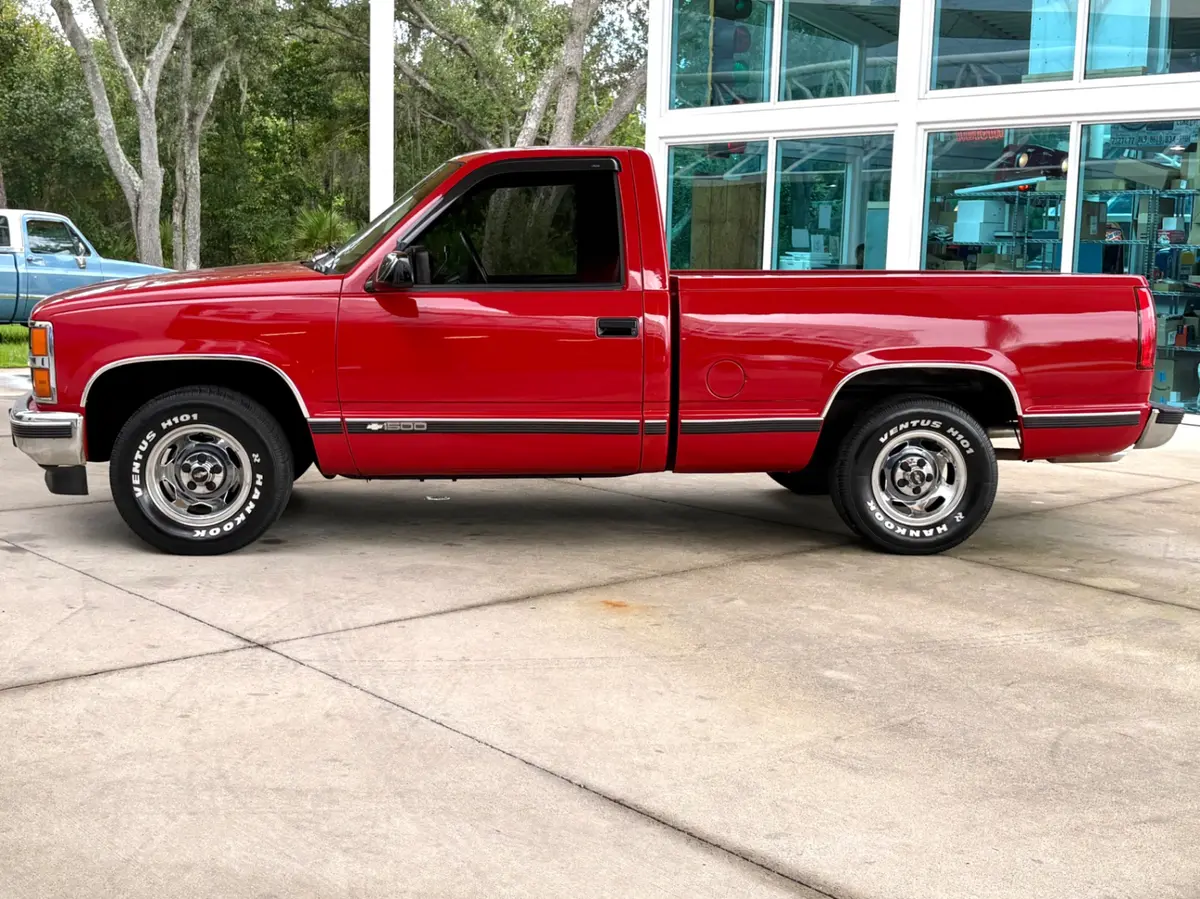 Vehicle photo 10