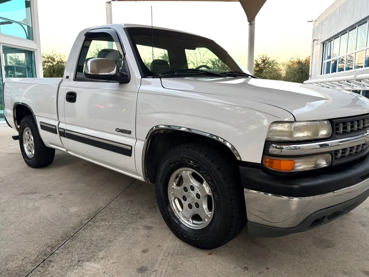 Vehicle photo 19