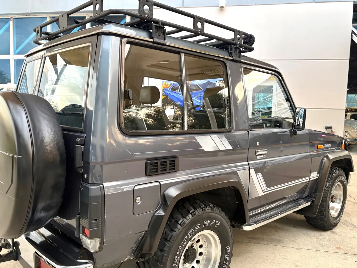 Vehicle photo 16
