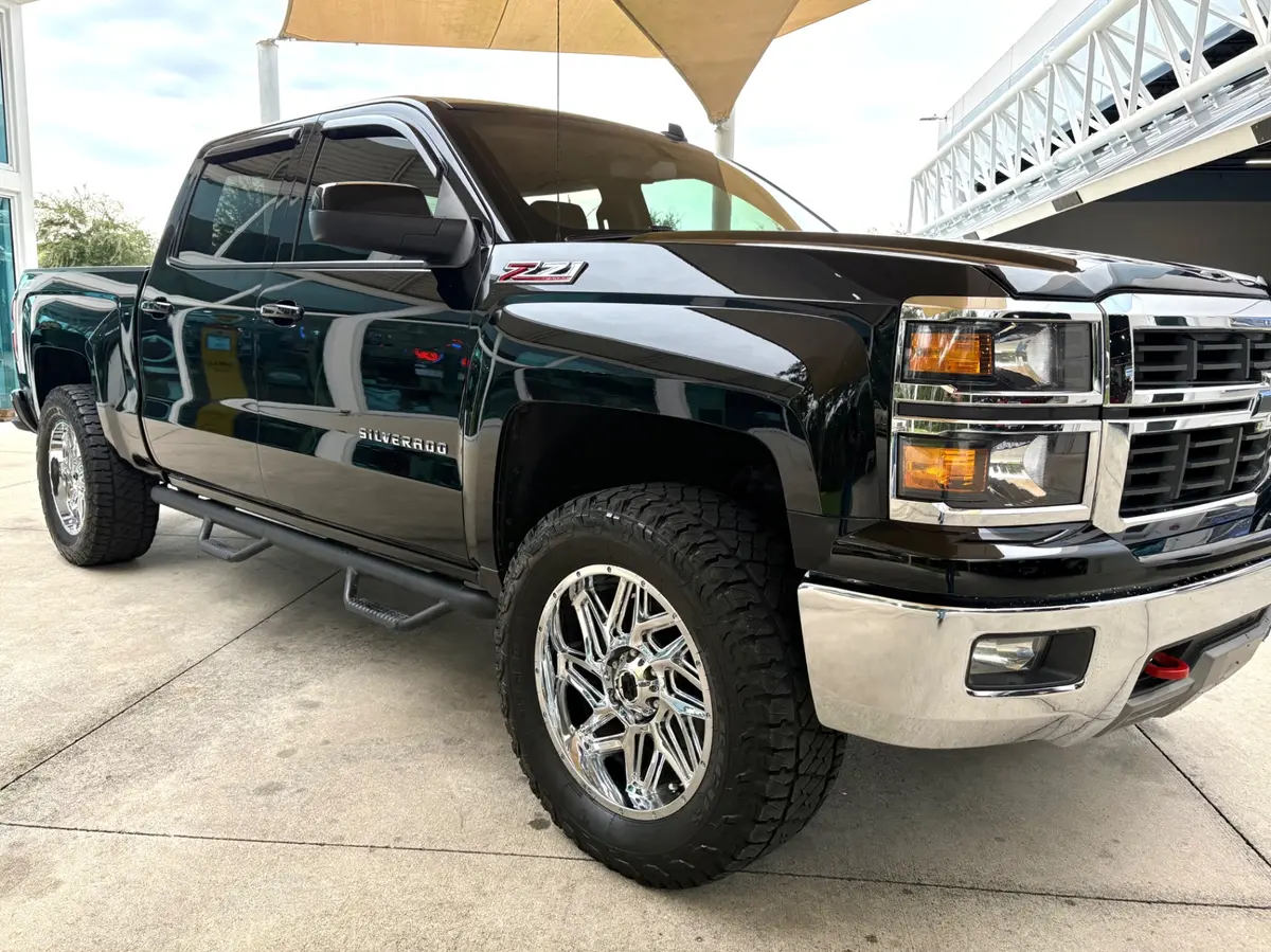 Vehicle photo 19