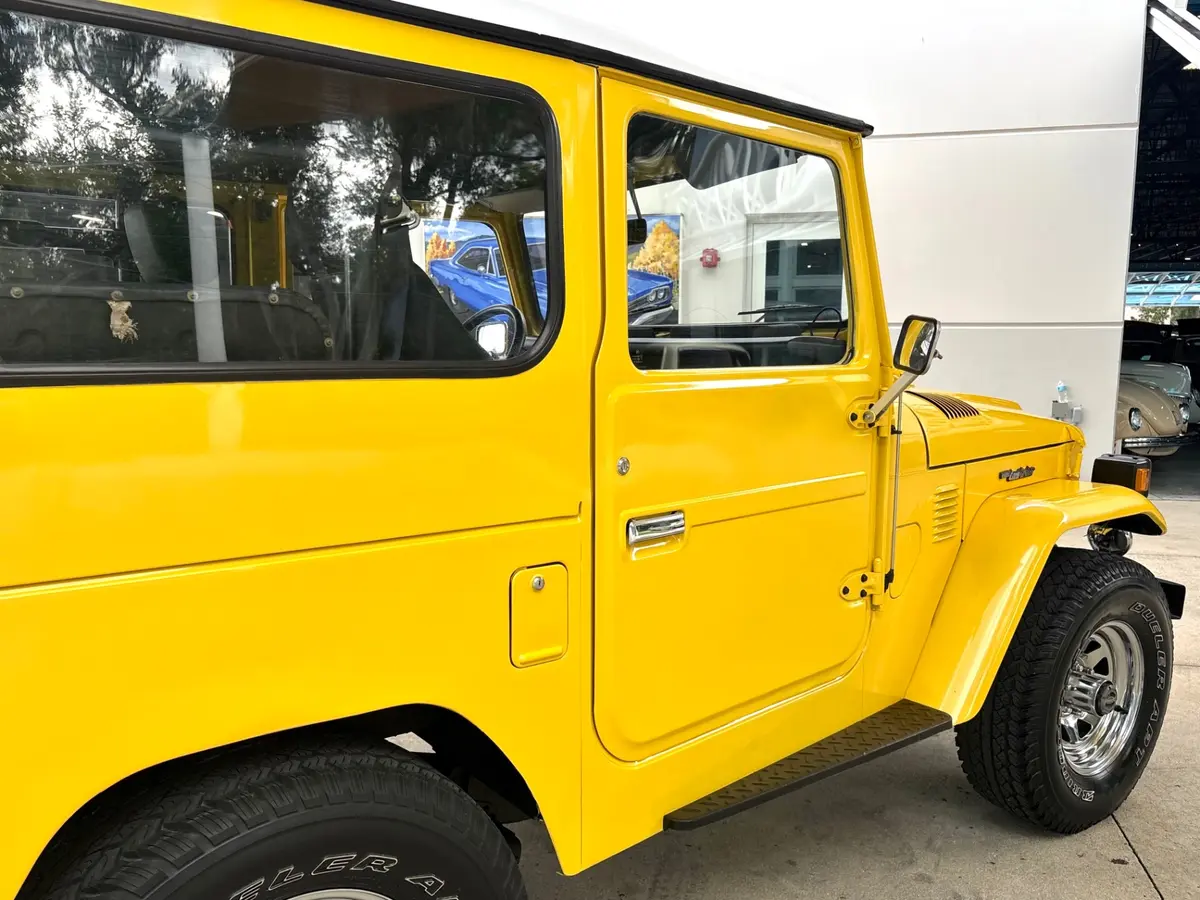 Vehicle photo 17