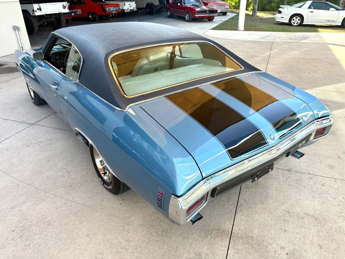 Vehicle photo 23