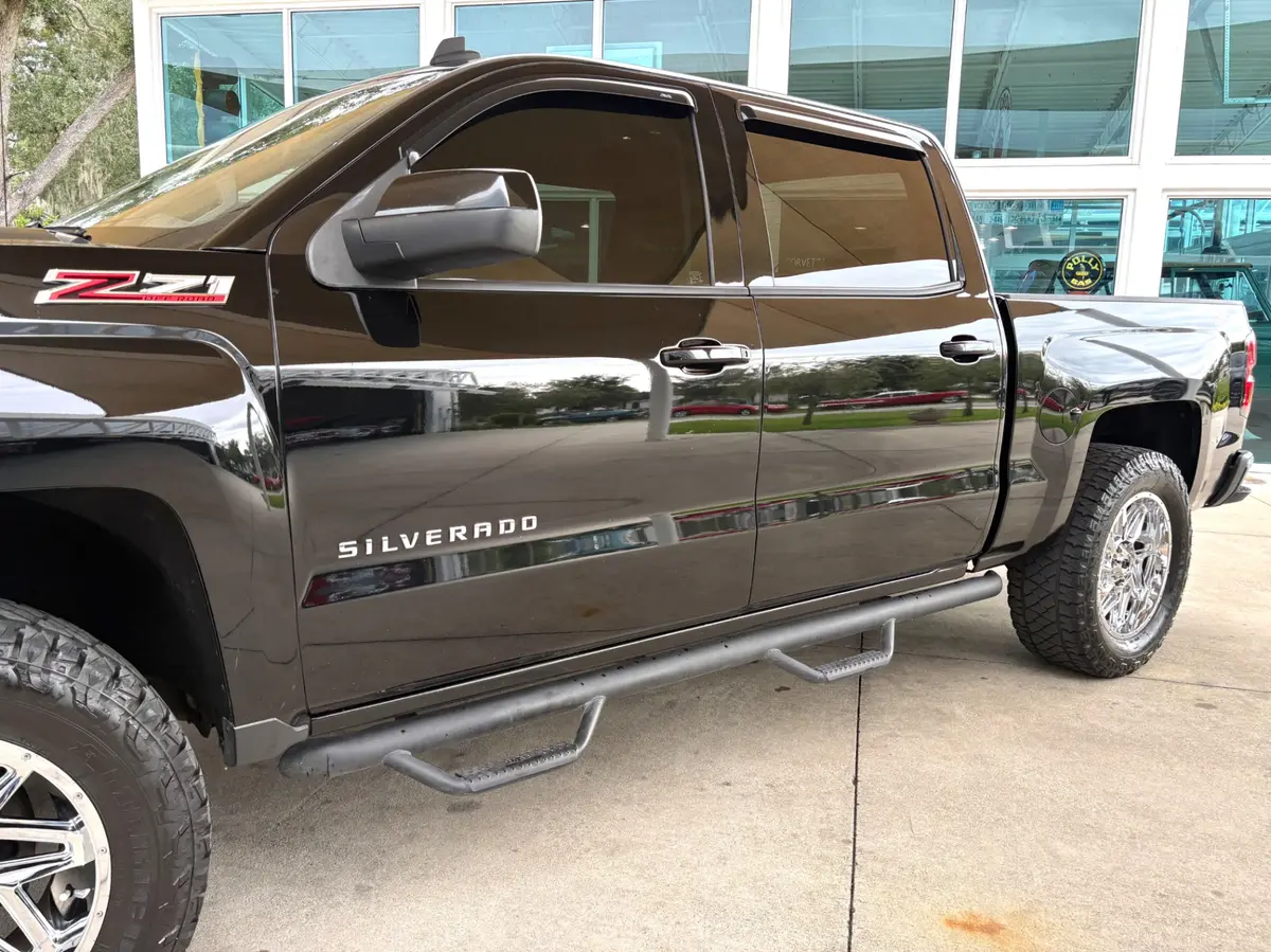 Vehicle photo 13