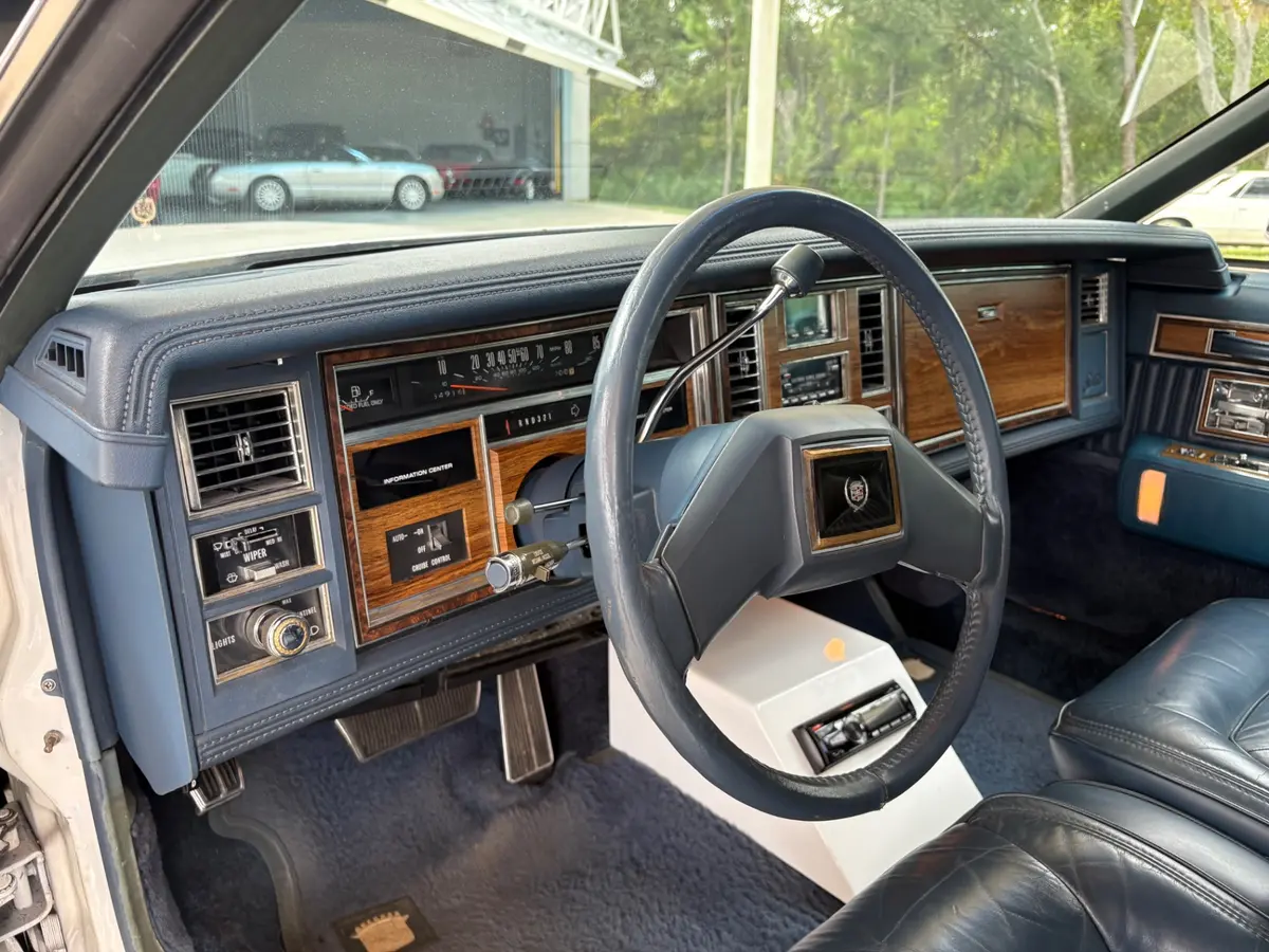 Vehicle photo 33