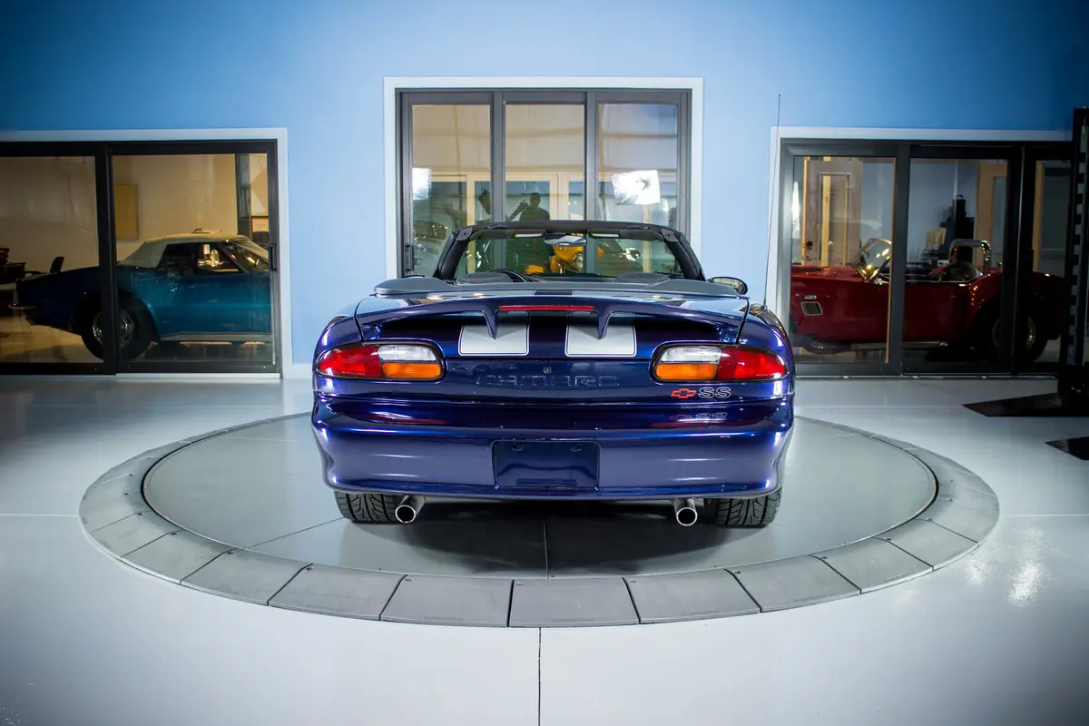 Vehicle photo 13