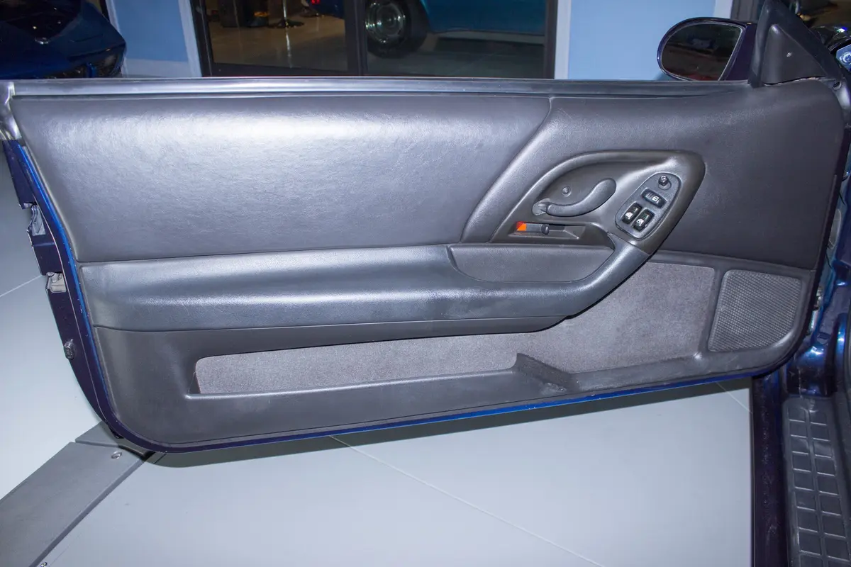 Vehicle photo 23