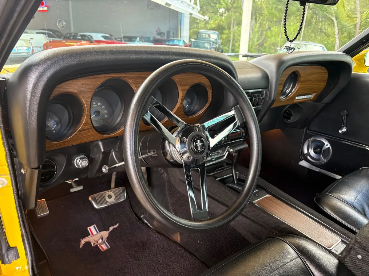 Vehicle photo 31