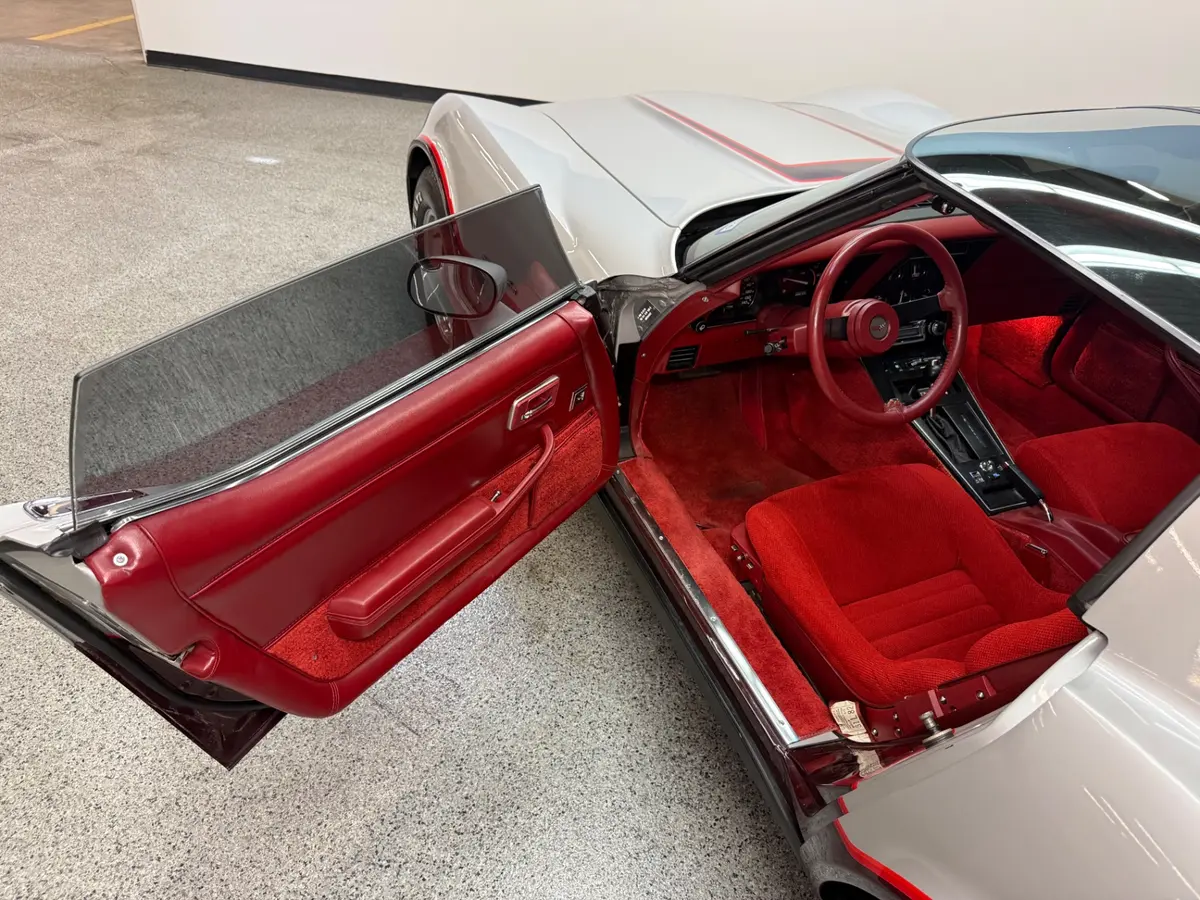 Vehicle photo 19
