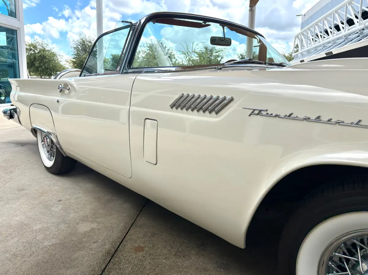 Vehicle photo 18