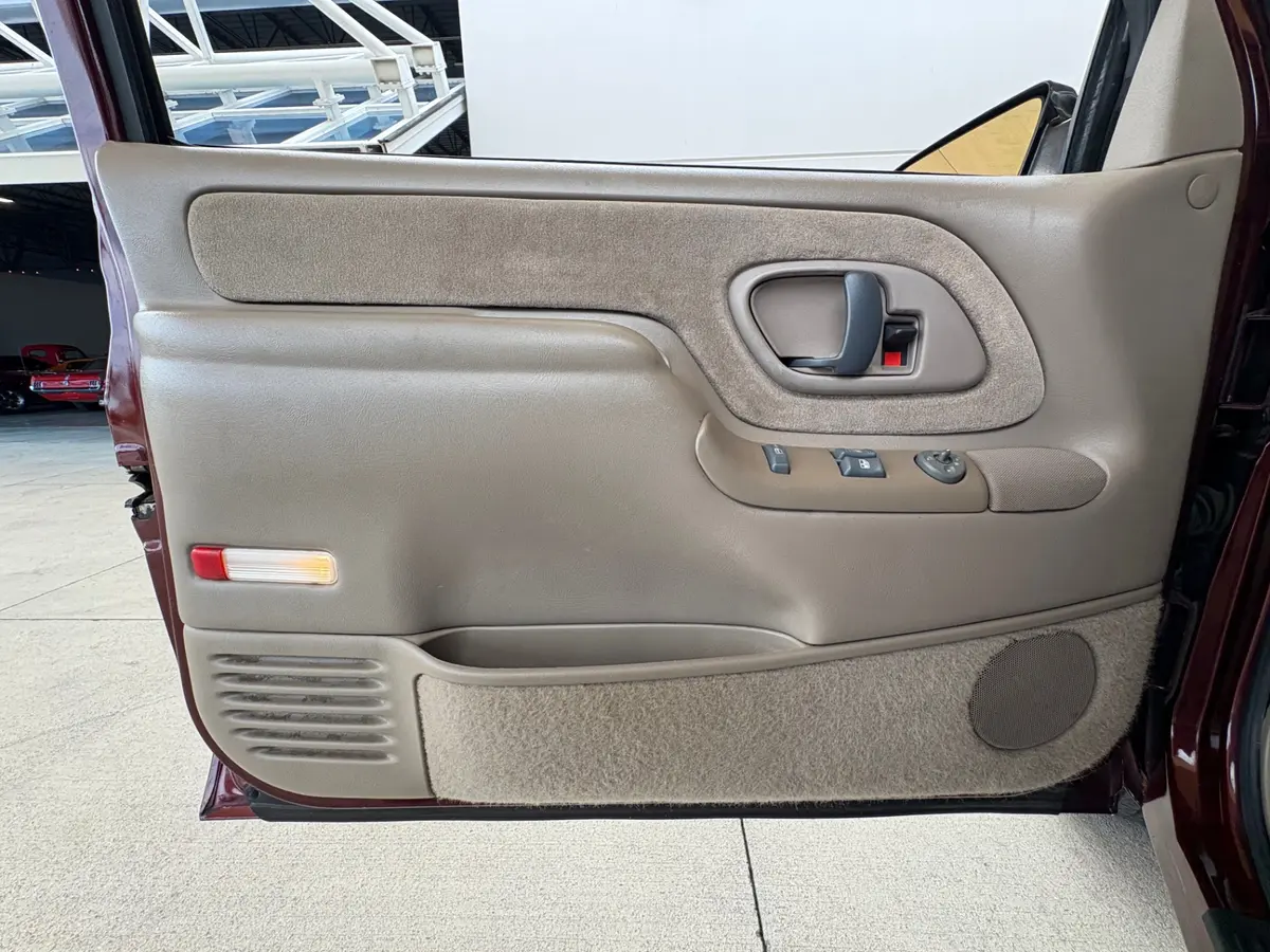 Vehicle photo 31