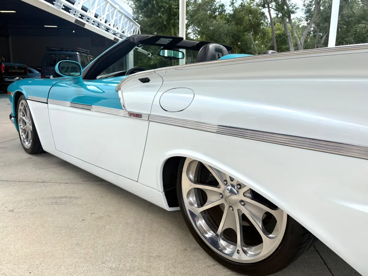 Vehicle photo 14
