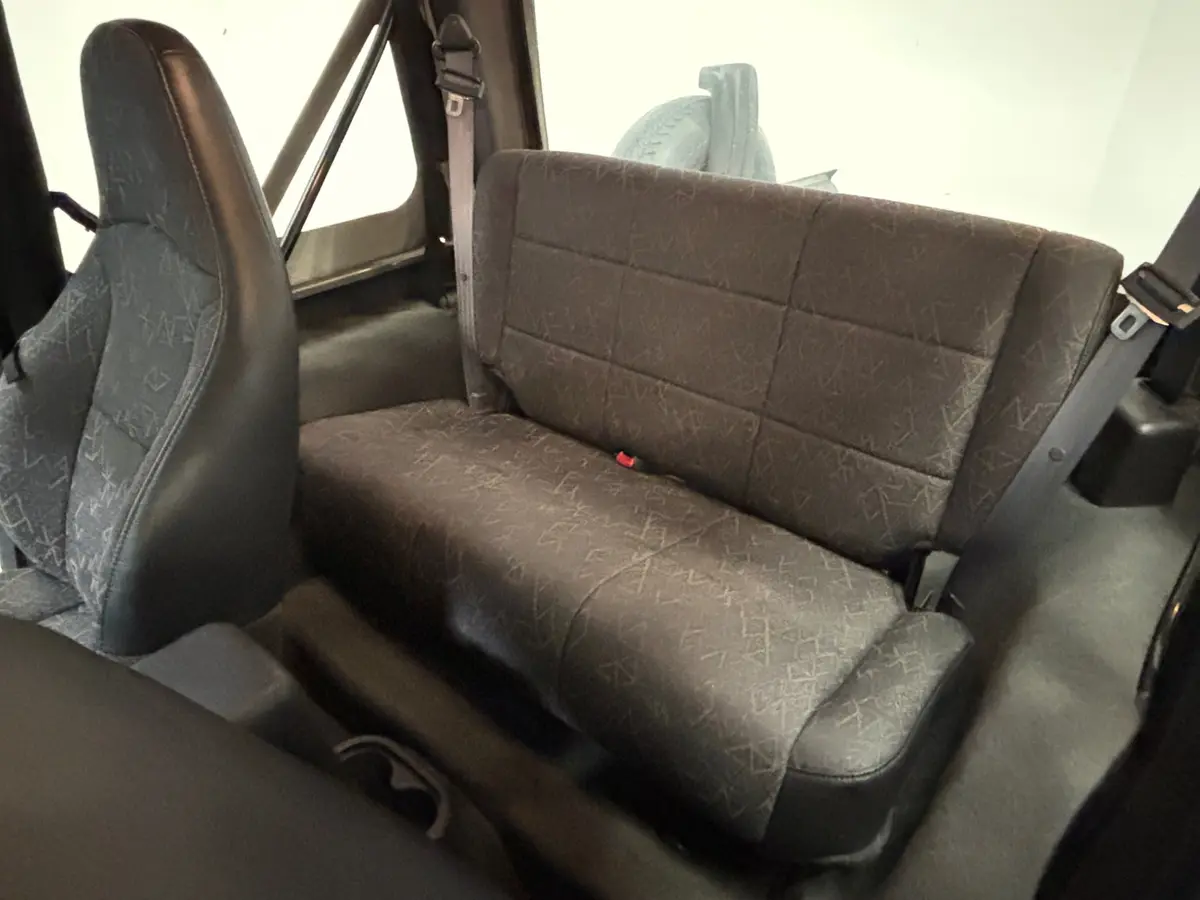 Vehicle photo 25