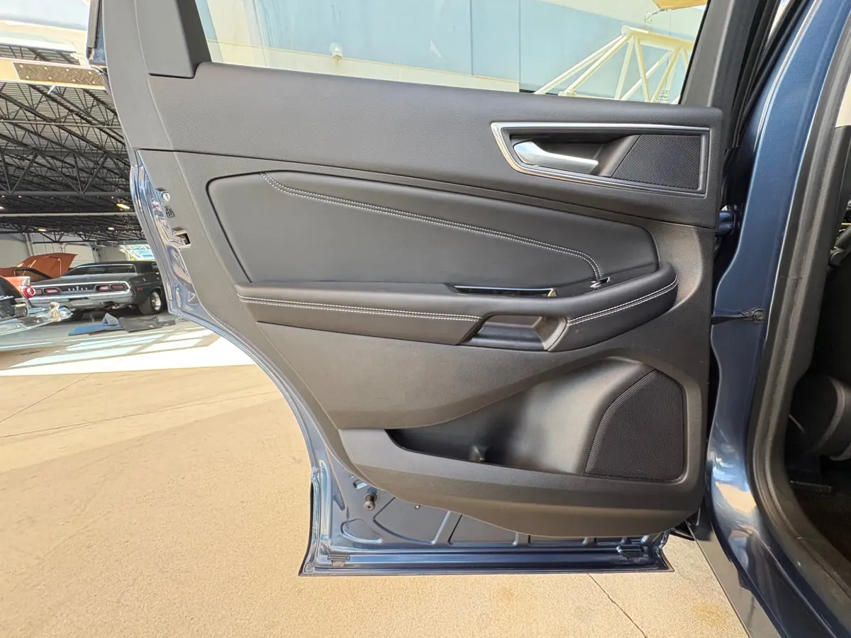 Vehicle photo 36