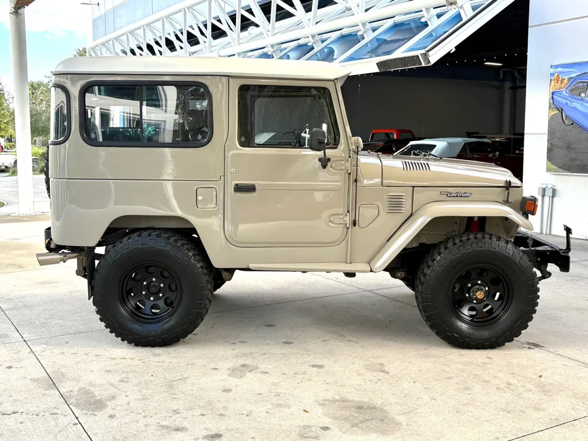 Vehicle photo 5