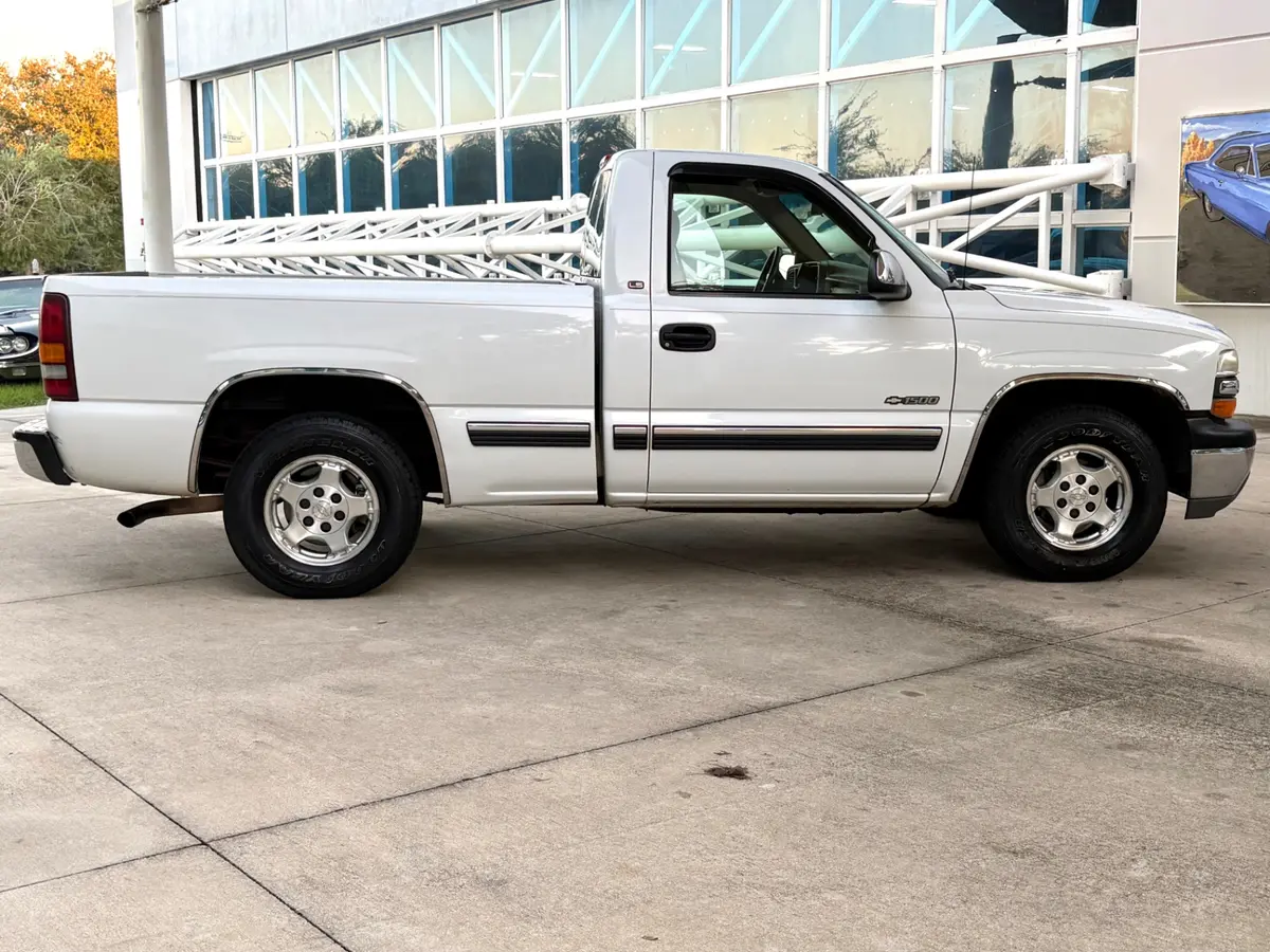 Vehicle photo 5