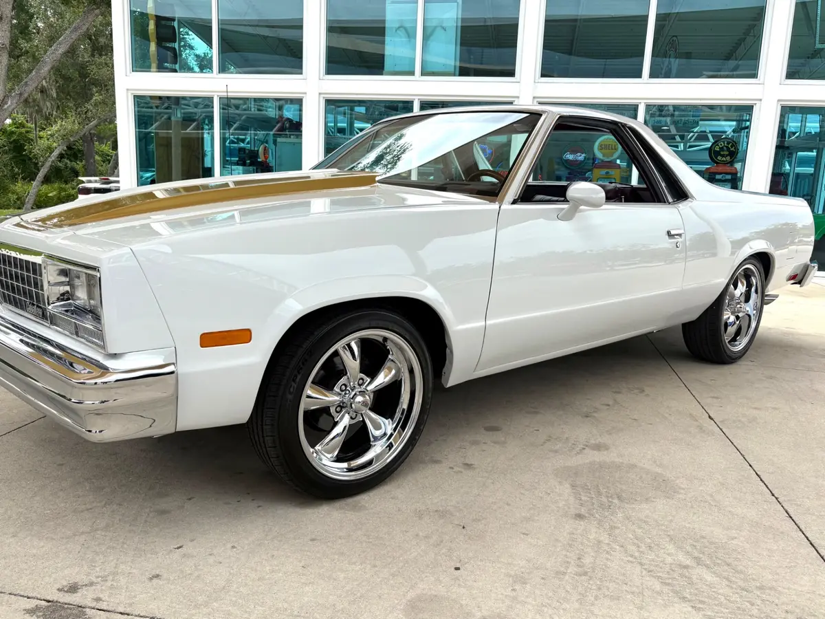 Vehicle photo 12