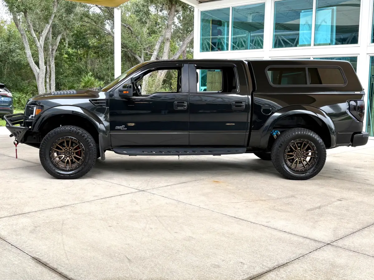 Vehicle photo 10