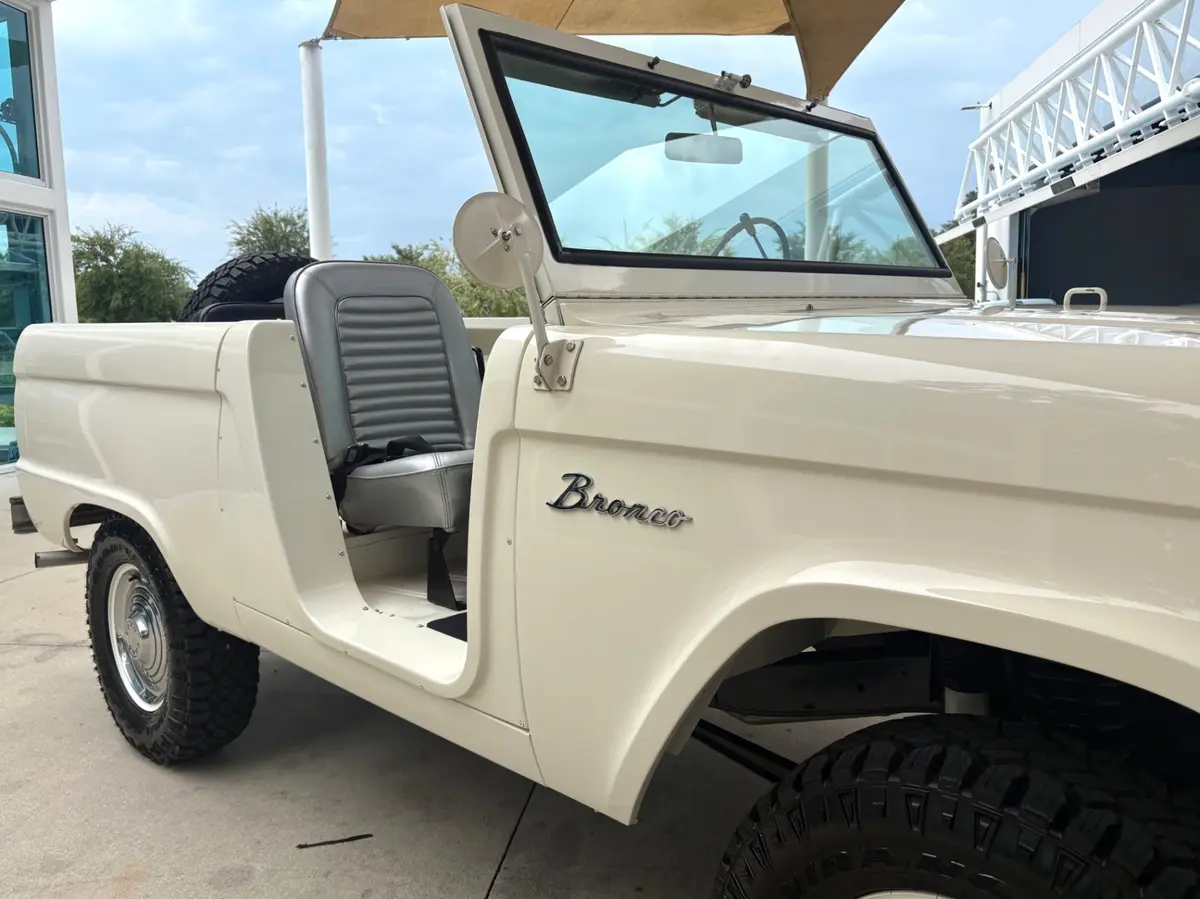 Vehicle photo 18