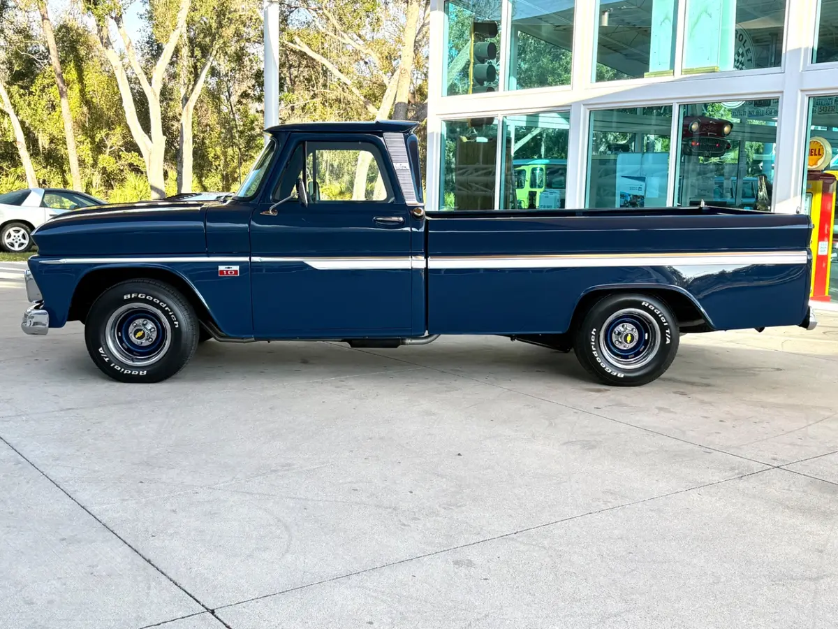 Vehicle photo 10