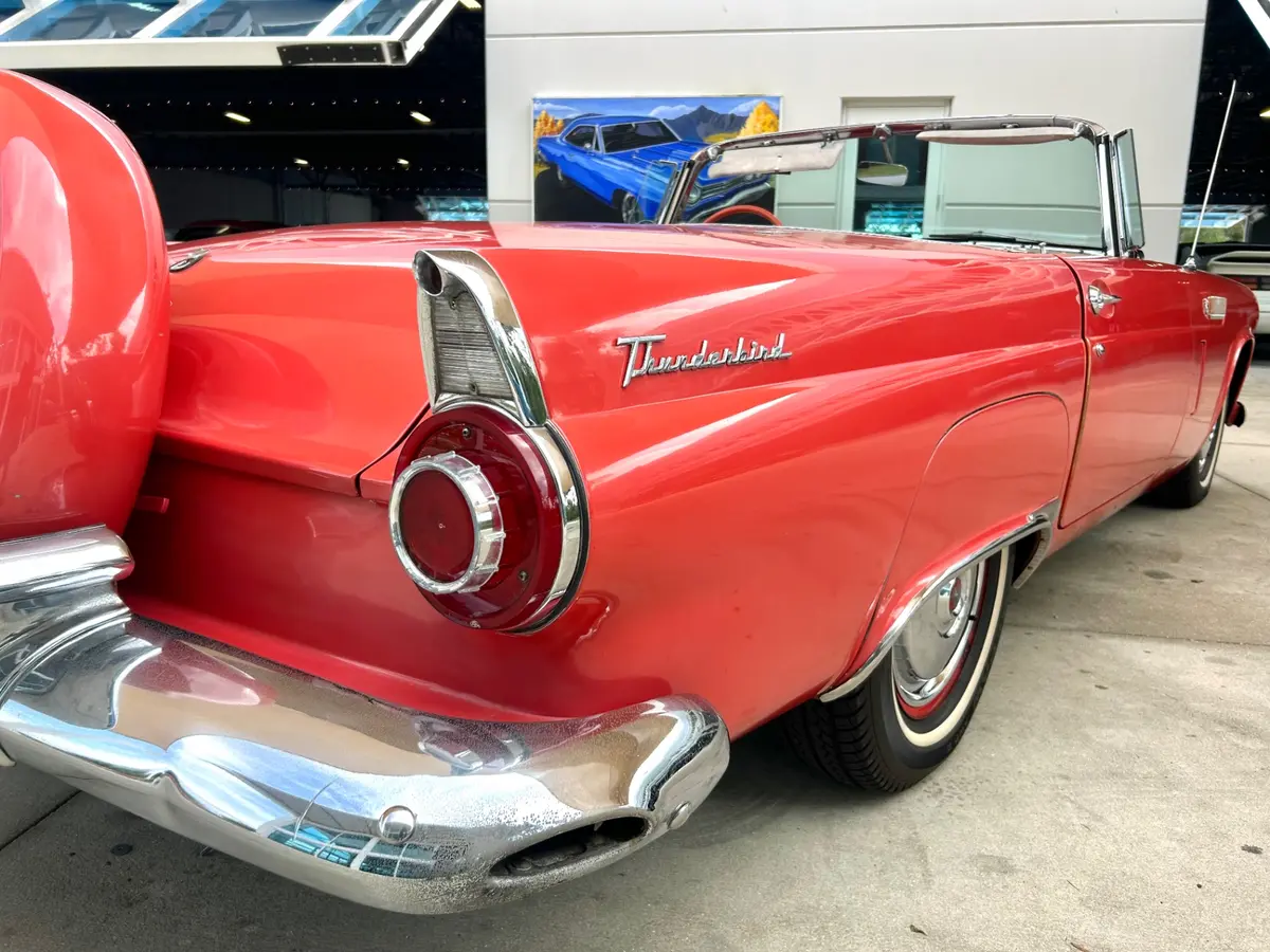 Vehicle photo 14