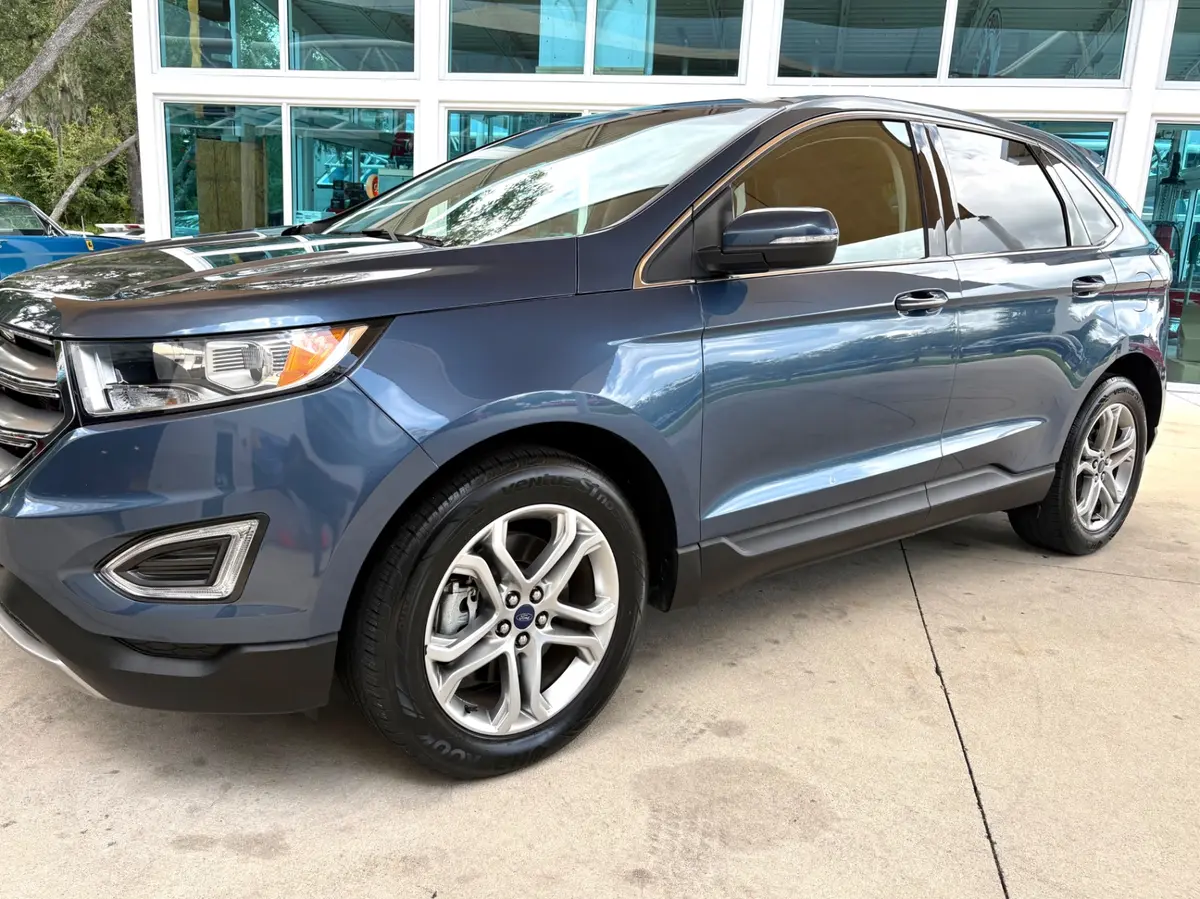 Vehicle photo 12