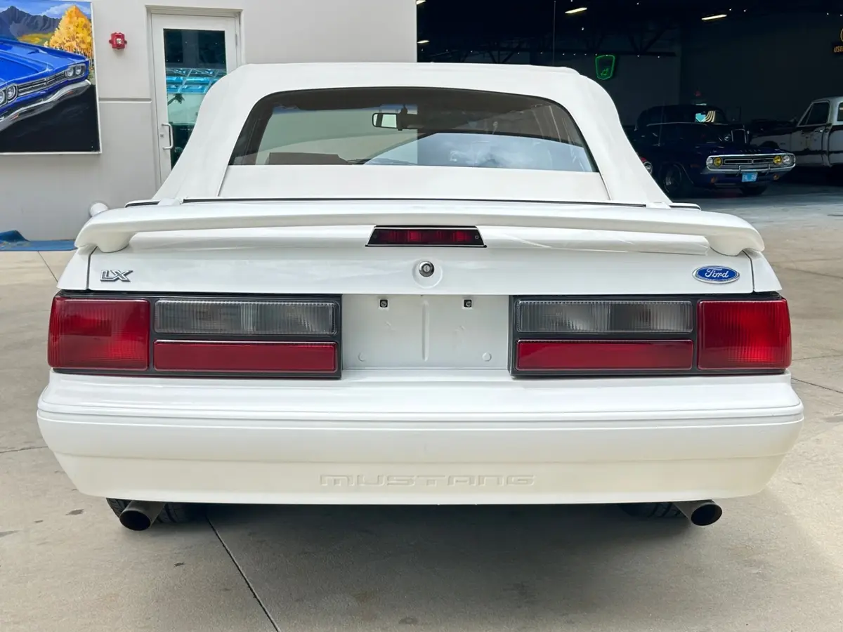 Vehicle photo 23