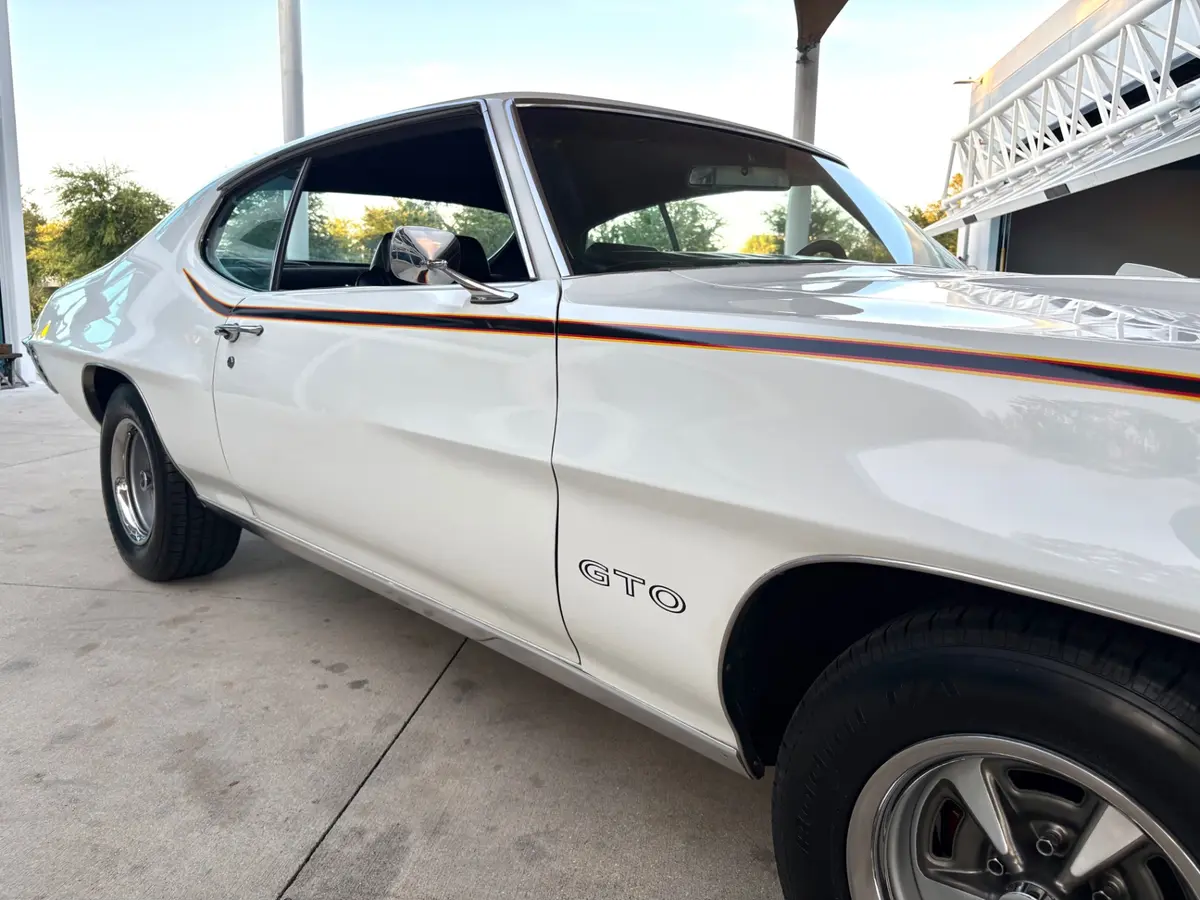 Vehicle photo 18