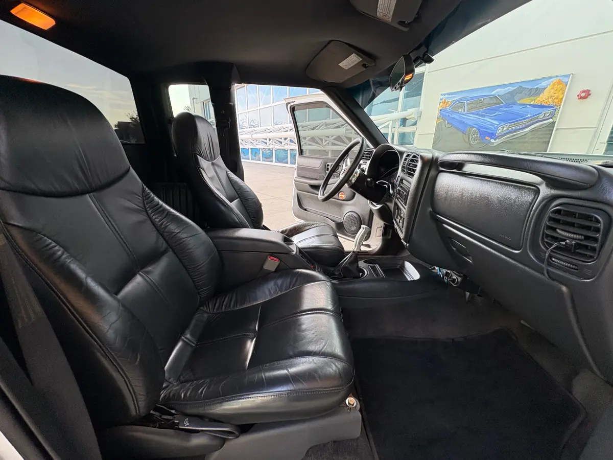 Vehicle photo 38