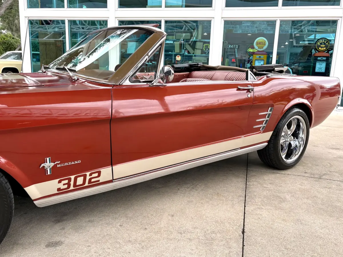 Vehicle photo 13