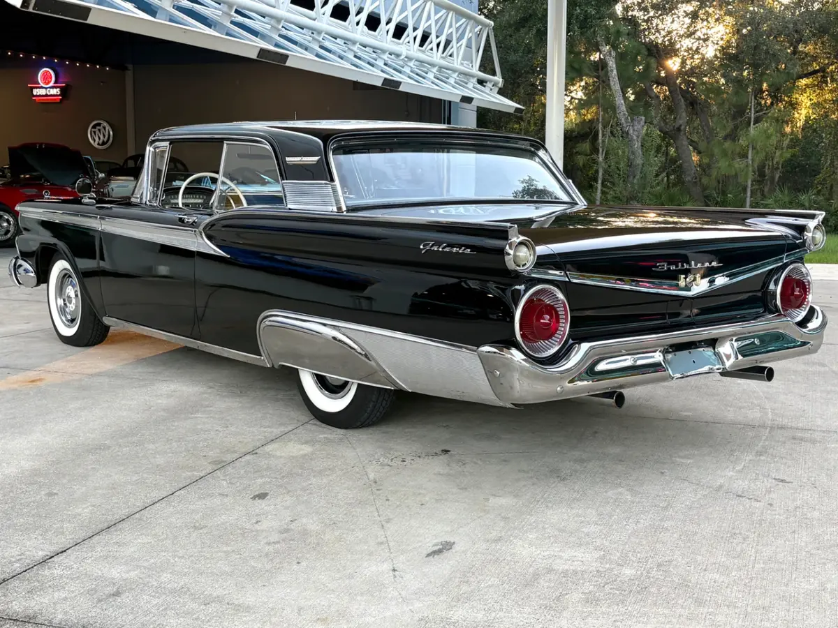Vehicle photo 9